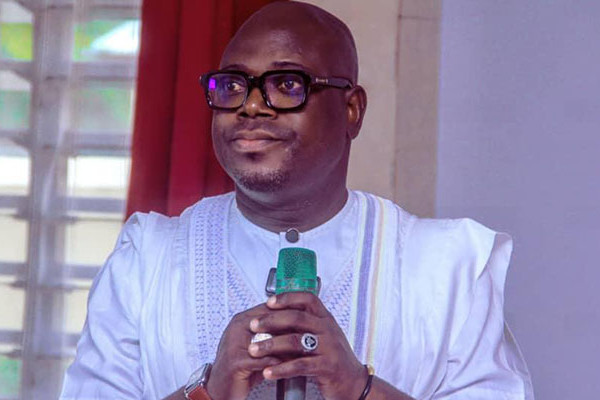 Un geste généreux pour l'avenir : Monsieur Edouard M. GOUDÉMÉ offre 25 tables-bancs au CEG Albarika de Parakou.