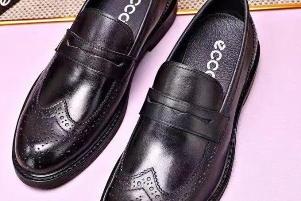 CHAUSSURE EN CUIR SEMELLE GOMME